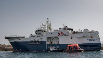 Το διασωστικό πλοίο των «Γιατρών Χωρίς Σύνορα» (MSF) «GEO BARENTS» που επιχειρεί κυρίως στην Κεντρική Μεσόγειο για τη διάσωση ναυαγών ξεριζωμένων που προσπαθούν να πλεύσουν τη Μεσόγειο προς την Ιταλία