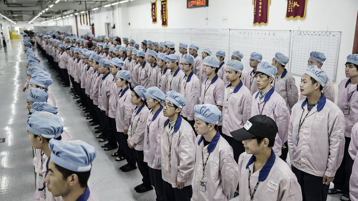 Εργάτες στο εργοστάσιο παραγωγής iPhone στην Κίνα, που ανήκει στη Foxconn της Ταϊβάν, εξωτερικό προμηθευτή της Apple