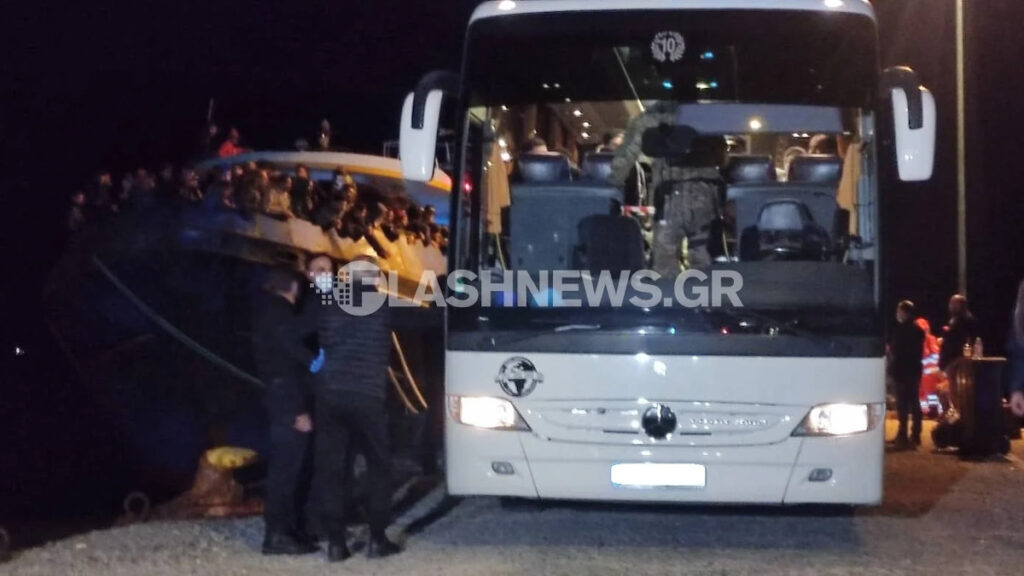 Μετανάστες διασώθηκαν στην Παλαιοχώρα Χανίων μετά από την μεγάλη επιχείρηση του Λιμενικού, όταν το σκάφος στο οποίο επέβαιναν εξέπεμψε σήμα κινδύνου, ενώ βρισκόταν 18 ναυτικά μίλια νότια της Κρήτης - 22/11/22