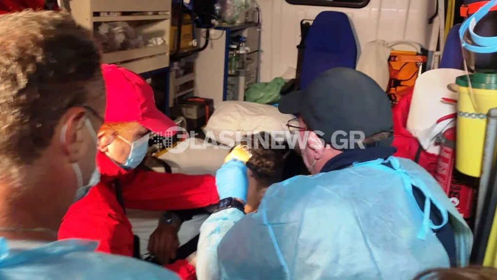 Μετανάστες διασώθηκαν στην Παλαιοχώρα Χανίων μετά από την μεγάλη επιχείρηση του Λιμενικού, όταν το σκάφος στο οποίο επέβαιναν εξέπεμψε σήμα κινδύνου, ενώ βρισκόταν 18 ναυτικά μίλια νότια της Κρήτης - 22/11/22