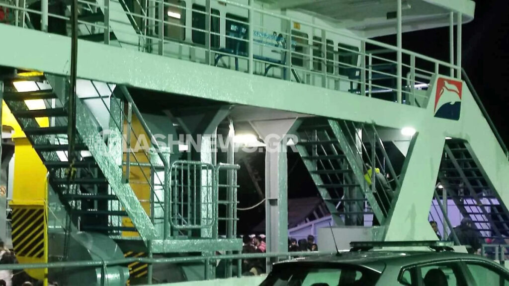 Μετανάστες διασώθηκαν στην Παλαιοχώρα Χανίων μετά από την μεγάλη επιχείρηση του Λιμενικού, όταν το σκάφος στο οποίο επέβαιναν εξέπεμψε σήμα κινδύνου, ενώ βρισκόταν 18 ναυτικά μίλια νότια της Κρήτης - 22/11/22