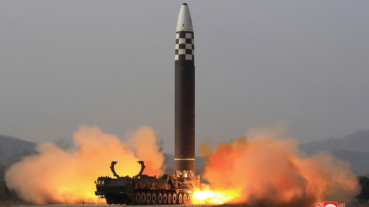 Στρατηγικός πύραυλος της Βορείου Κορέας ικανός να φέρει πυρηνική κεφαλή