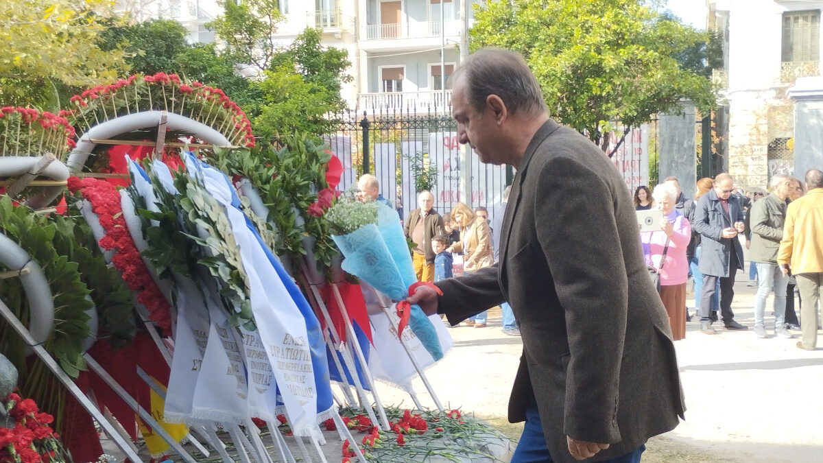 Απόστρατοι καταθέτουν στεφάνια στο χώρο του Πολυτεχνείου