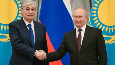Ο Ρώσος πρόεδρος Βλαντιμίρ Πούτιν με τον ομόλογό του K.J. Τοκάγεφ του Καζακστάν