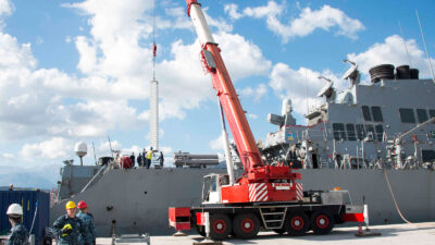 Φόρτωμα υλικών σε πολεμικό πλοίο στη βάση της Σούδας - ΗΠΑ