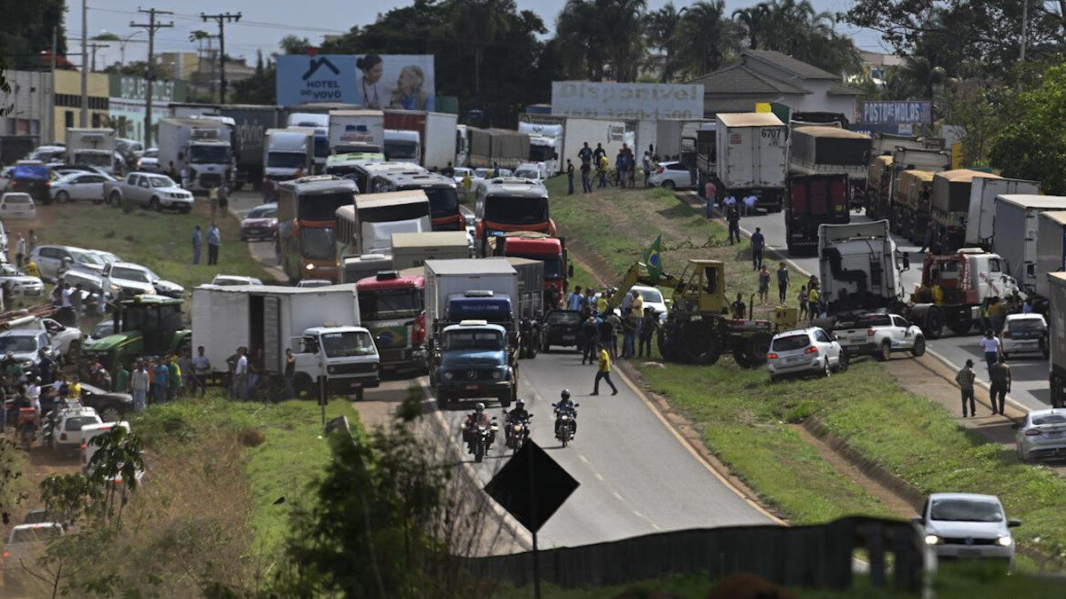 Οπαδοί του Μπολσονάρο, ιδιοκτήτες φορτηγών, έχουν προχωρήσει σε πάνω από 300 μπλόκα σε όλη τη χώρα, διαμαρτυρόμενοι για το αποτέλεσμα των εκλογών, ενώ ορισμένοι απαιτούν μέχρι και την κήρυξη στρατιωτικού νόμου προκειμένου ...«να προστατευτεί η χώρα από τον ψεύτη και κλέφτη Λούλα»