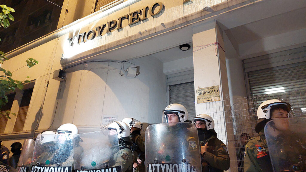 Υπουργείο Υγείας: Συμβολική παρέμβαση - Περικυκλωμένοι από τα ΜΑΤ οι νοσοκομειακοί γιατροί