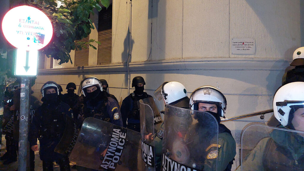 Υπουργείο Υγείας: Συμβολική παρέμβαση - Περικυκλωμένοι από τα ΜΑΤ οι νοσοκομειακοί γιατροί