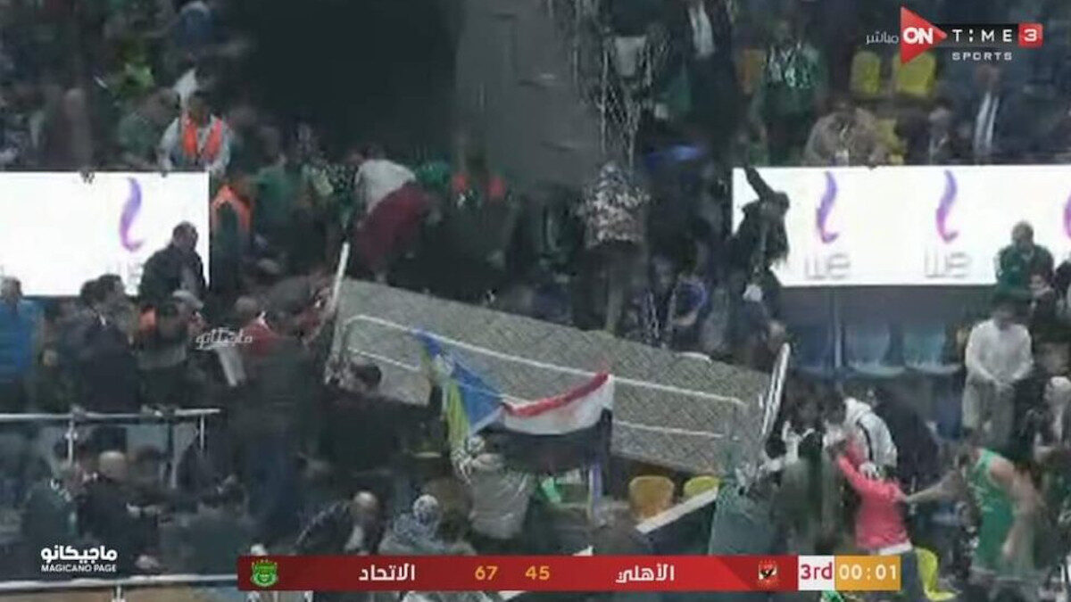 Κατάρρευση κερκίδας σε γήπεδο στο Κάιρο