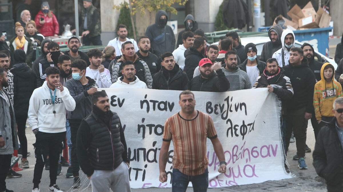 Διαμαρτυρία Ρομά έξω από το Ιπποκράτειο νοσοκομείο Θεσσαλονίκης, όπου νοσηλεύεται σε κρίσιμη κατάσταση ο 16χρονος που δέχθηκε σφαίρα στο κεφάλι από αστυνομικό της ομάδας ΔΙΑΣ, Τρίτη 6 Δεκεμβρίου 2022