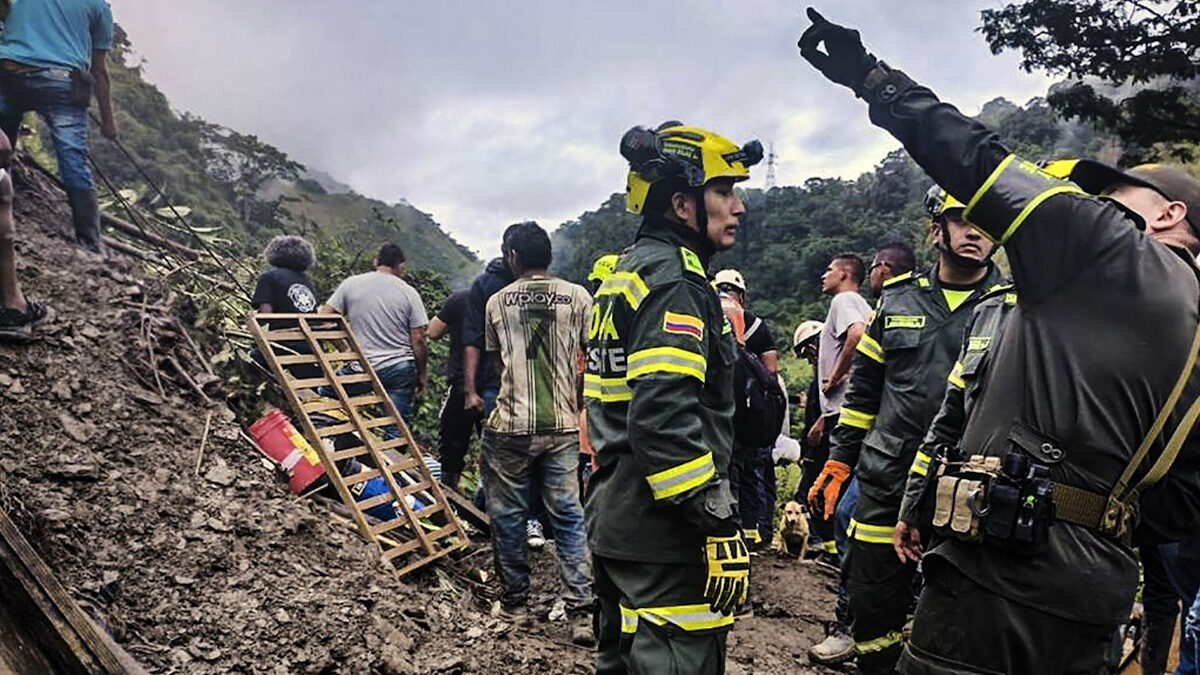 Τρεις άνθρωποι έχασαν τη ζωή τους και άλλοι τουλάχιστον είκοσι αγνοούνται εξαιτίας κατολίσθησης στη βορειοδυτική Κολομβία, όπου βρίσκεται σε εξέλιξη επιχείρηση για να σωθούν επιζήσαντες