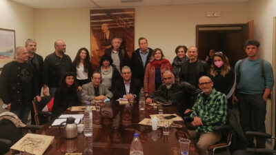 Ο ΓΓ της ΚΕ του ΚΚΕ, Δημήτρης Κουτσούμπας συναντήθηκε σήμερα, στην έδρα της ΚΕ στον Περισσό, με αντιπροσωπείες της Πανελλήνιας Ομοσπονδίας Θεάματος και Ακροάματος και άλλων καλλιτεχνικών σωματείων και φορέων