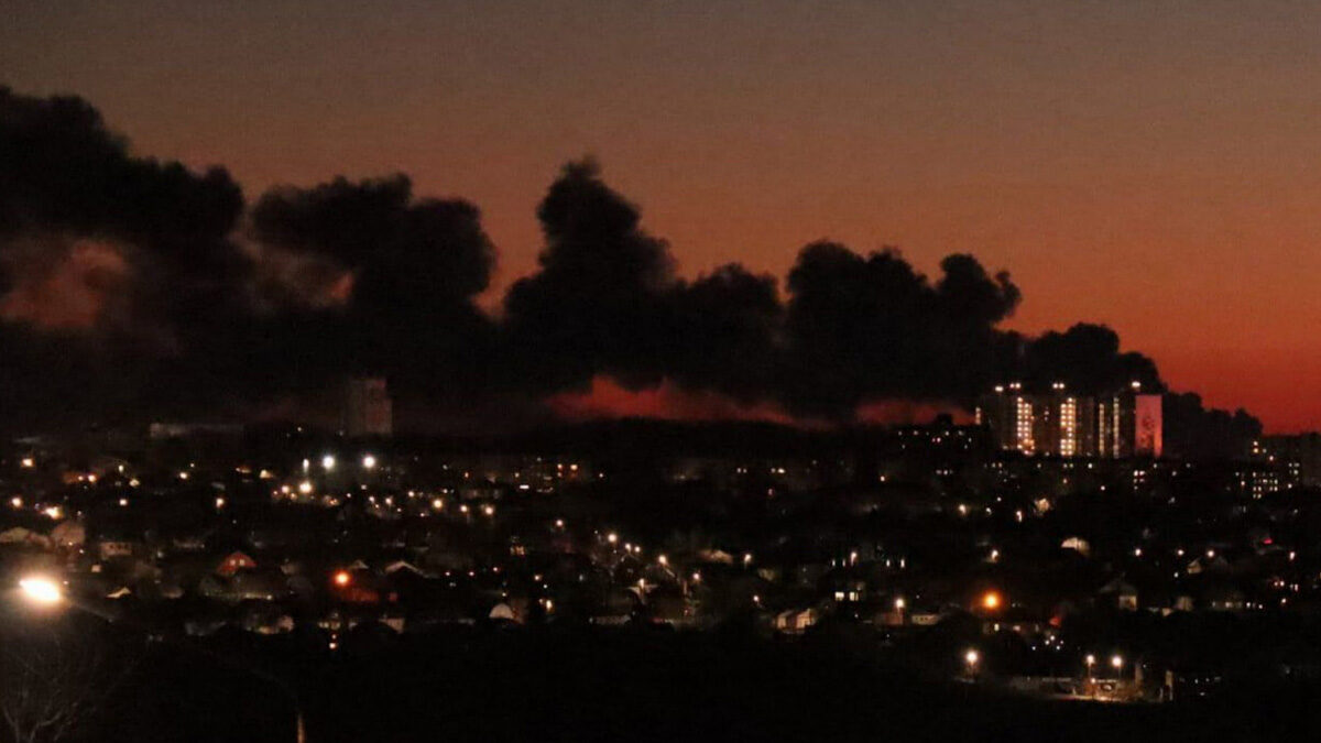 Δεξαμενή αποθήκευσης πετρελαίου τυλίχθηκε στις φλόγες σε αεροπορική βάση στην επαρχία Κουρσκ στα δυτικά της Ρωσίας