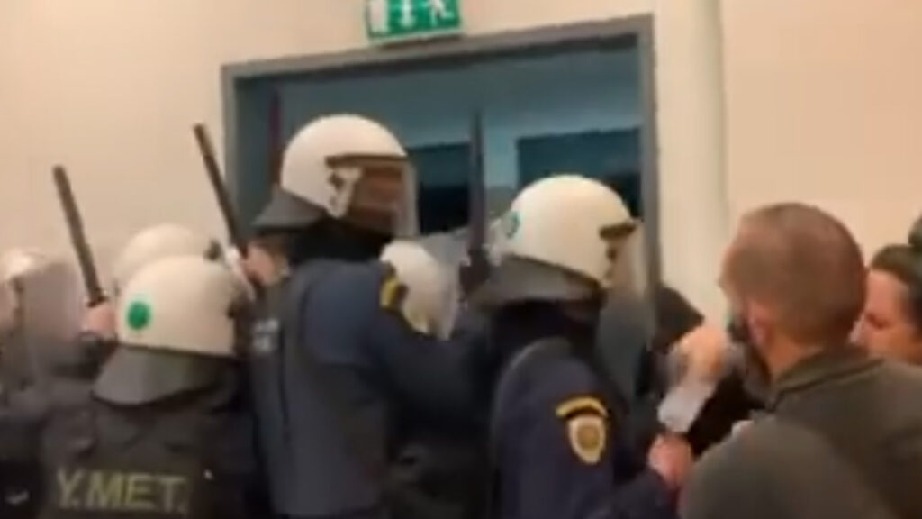 Από την εισβολή των ΜΑΤ μέσα στη δικαστική αίθουσα