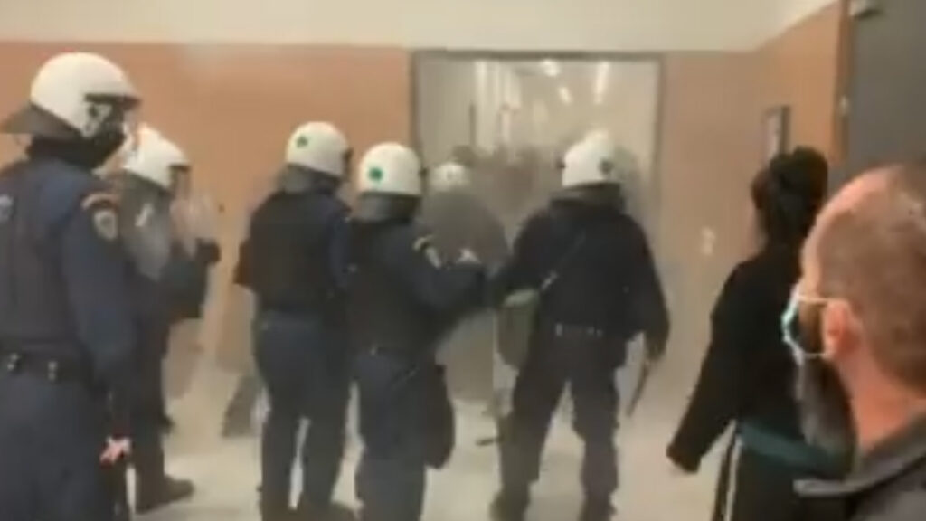 Από την εισβολή των ΜΑΤ μέσα στη δικαστική αίθουσα