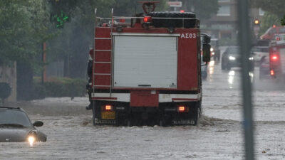 Πυροσβεστικό όχημα σε πλημμυρισμένους δρόμους