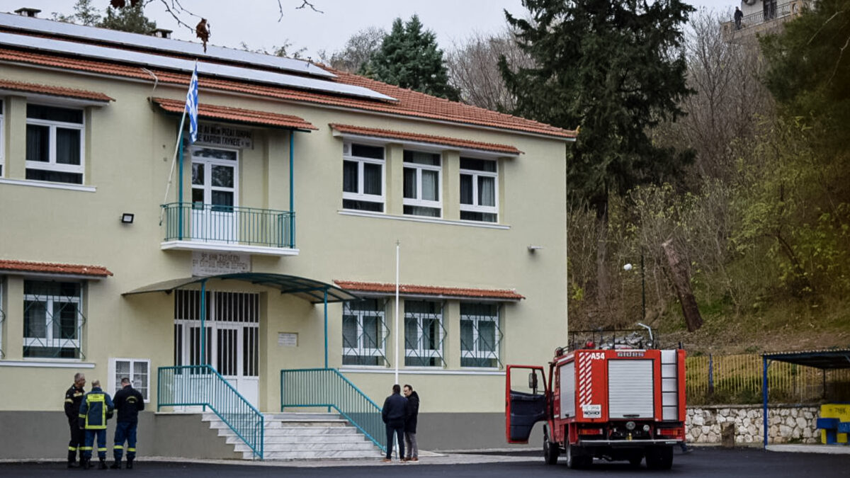 Έκρηξη σε καυστήρα, στο λεβητοστάσιο του 9ου Δημοτικού Σχολείου Σερρών. Απ' την έκρηξη τραυματίστηκε θανάσιμα ένας μαθητής ΣΤ' τάξης, τον οποίο χτύπησε μια πόρτα που εκτοξεύτηκε μετά την έκρηξη. Άλλα δυο παιδιά μεταφέρθηκαν στο νοσοκομείο ελαφρά τραυματισμένα. Δευτέρα 5 Δεκεμβρίου 2022