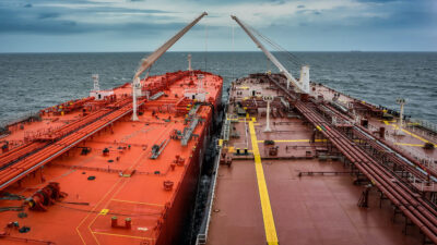 Πετρελαιοφόρα σε Ship to Ship μετάγγιση πετρελαίου