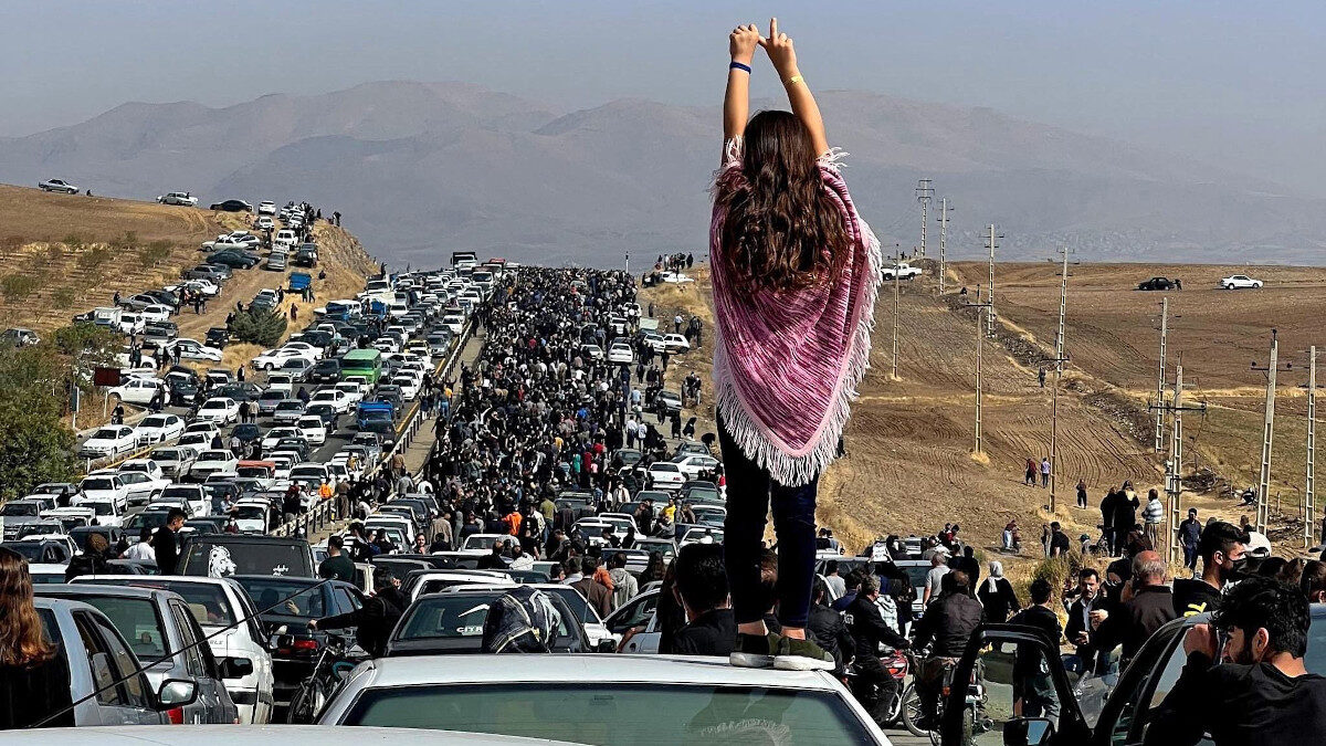 Λαϊκή διαδήλωση - συνοδεία της σωρού της νεαρής Κούρδισας Mahsa_Amini στη διαδρομή για την ταφή της στην ιδιαίτερη πατρίδα της μετά τη δολοφονία της από τις δυνάμεις καταστολής του Ιράν - 26 Οκτώβρη 2022