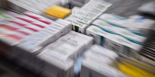 Σοβαρές ελλείψεις σε φάρμακα καταγγέλλουν οι φαρμακοποιοί, σε περίοδο έξαρσης αναπνευστικών λοιμώξεων, γρίπης και κορονοϊού. Οι πιο σοβαρές ελλείψεις παρατηρούνται στα παιδικά αναλγητικά και σιρόπια, Παρασκευή 30 Δεκεμβρίου 2022