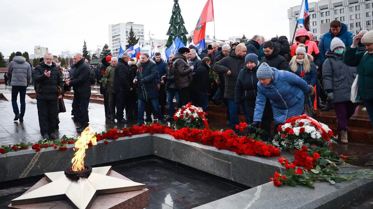 Φόρος τιμής από Ρώσους στους 89 νεκρούς στρατιώτες από την ουκρανική πυραυλική επίθεση της Πρωτοχρονιάς στο Makïivka, κοντά στο Donetsk