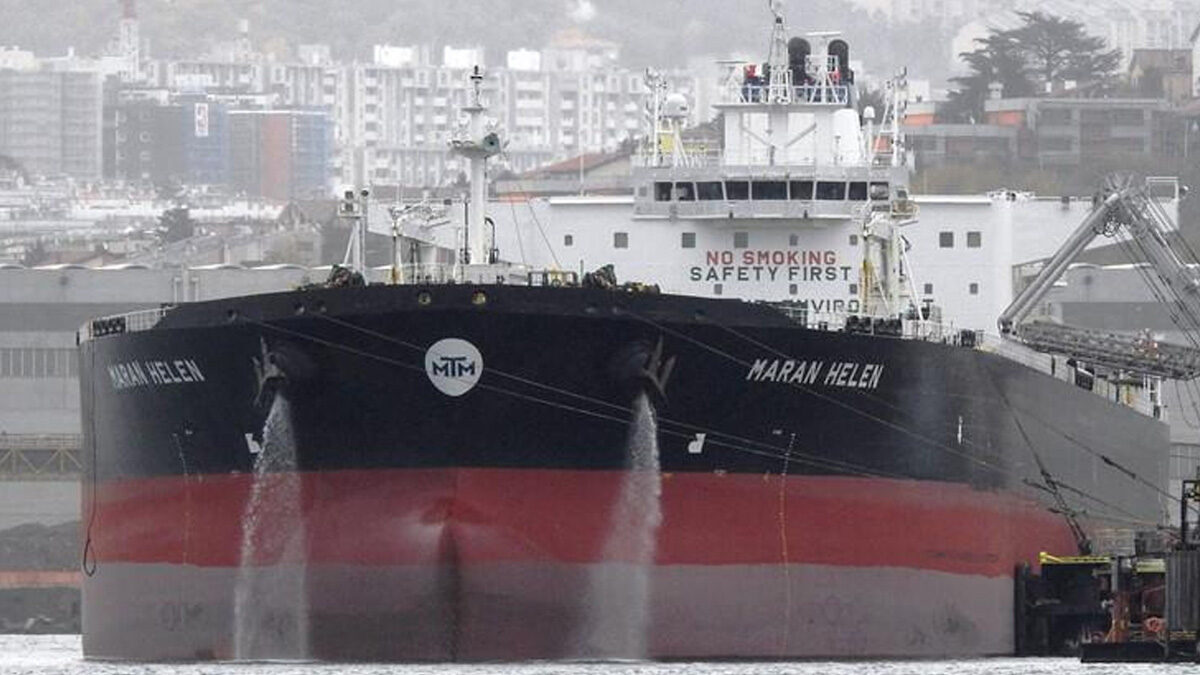 Στις 28 Δεκέμβρη ο α' μηχανικός Ηρακλής Κασιώτης, 38 ετών, βρέθηκε χωρίς τις αισθήσεις του στο μηχανοστάσιο του M/T «Maran Helen» της ναυτιλιακής εταιρείας «Maran Tankers»