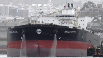 Στις 28 Δεκέμβρη ο α' μηχανικός Ηρακλής Κασιώτης, 38 ετών, βρέθηκε χωρίς τις αισθήσεις του στο μηχανοστάσιο του M/T «Maran Helen» της ναυτιλιακής εταιρείας «Maran Tankers»