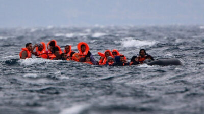 Μετανάστες - Ξεριζωμένοι διασχίζουν τη Μεσόγειο με βάρκα...