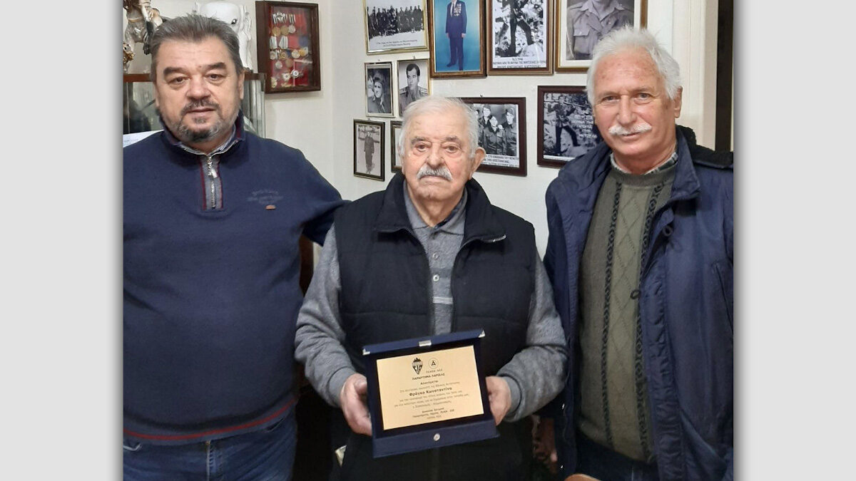 Λάρισα: Τιμητική πλακέτα στον αγωνιστή Κωνσταντίνο Φράγκο από το παράρτημα ΠΕΑΕΑ-ΔΣΕ