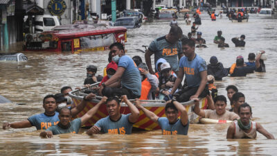 Διασώσεις σε πλημμύρες στις Φιλιππίνες