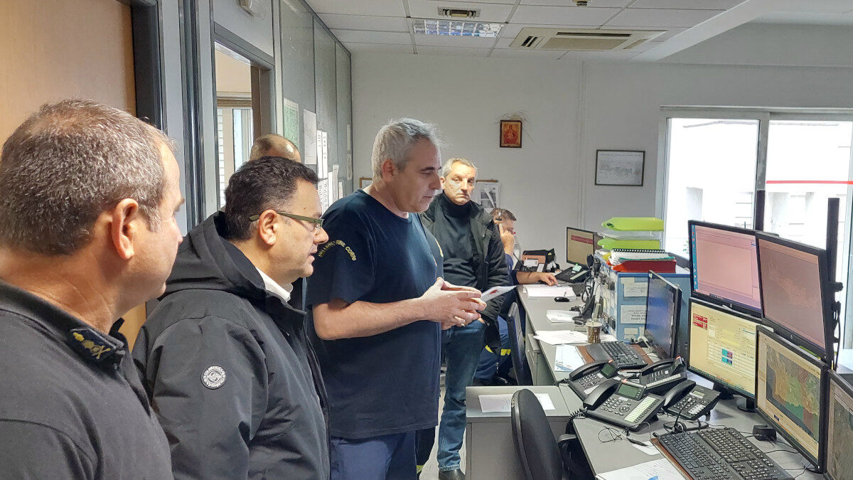 Επίσκεψη του βουλευτή του ΚΚΕ, Μανώλη Συντυχάκη στον 1ο Πυροσβεστικό Σταθμό Ηρακλείου