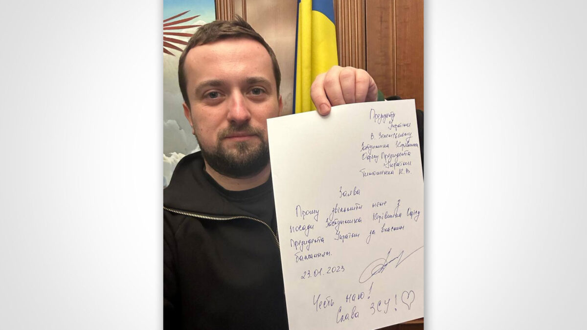 Ο Κίριλο Τιμοσένκο με την επιστολή παραίτησής του