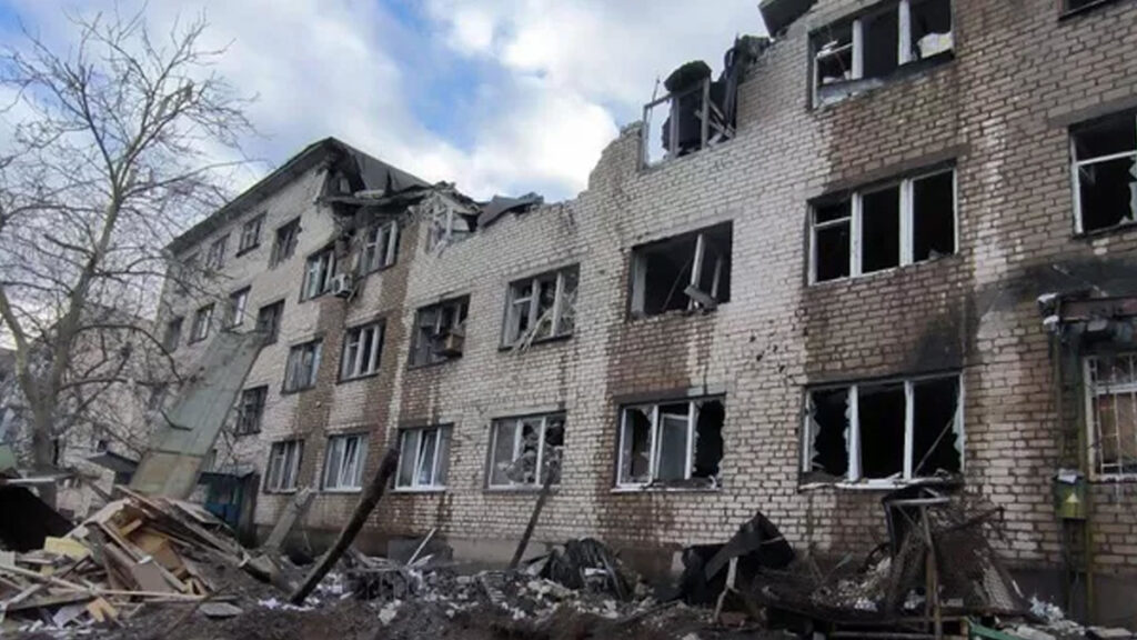 Το βομβαρδισμένο νοσοκομείο στο Τοκμάκ, στην περιοχή της Ζαπορίζια που ελέγχεται από τη Ρωσία