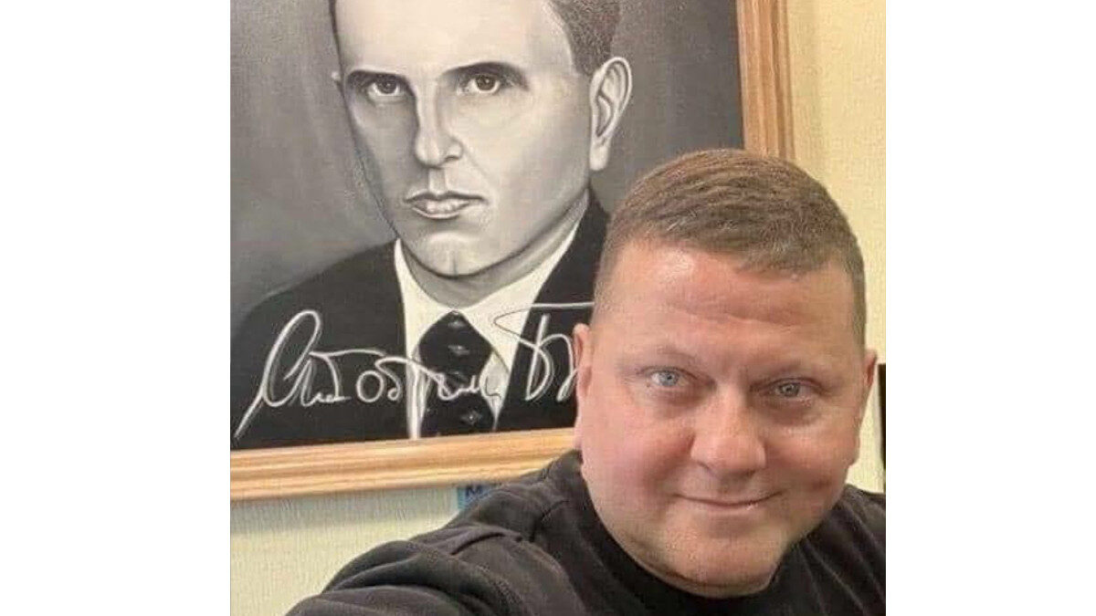 Η φωτογραφία του σημερινού αρχηγού των ουκρανικών Ενόπλων Δυνάμεων, στρατηγού Β. Ζαλούζνι, μπροστά από ένα μεγάλο πορτρέτο του αρχισυνεργάτη των ναζί, Στεπάν Μπαντέρας