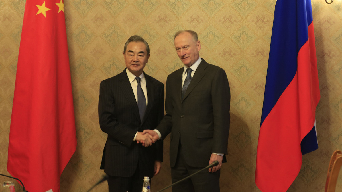 Ο Υπουργός Εξωτερικών της Κίνας, Ουάνγκ Γι με τον γραμματέα του ρωσικού συμβουλίου εθνικής ασφαλείας Νικολάι Πατρουσέφ