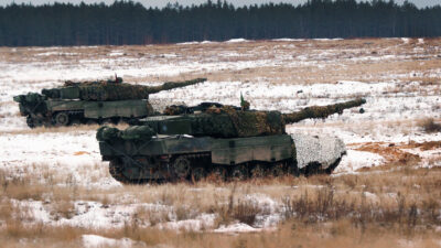 Γερμανικά άρματα μάχης Leopard 2A4 του Νορβηγικού Στρατού σε σχηματισμό του ΝΑΤΟ στη Λιθουανία