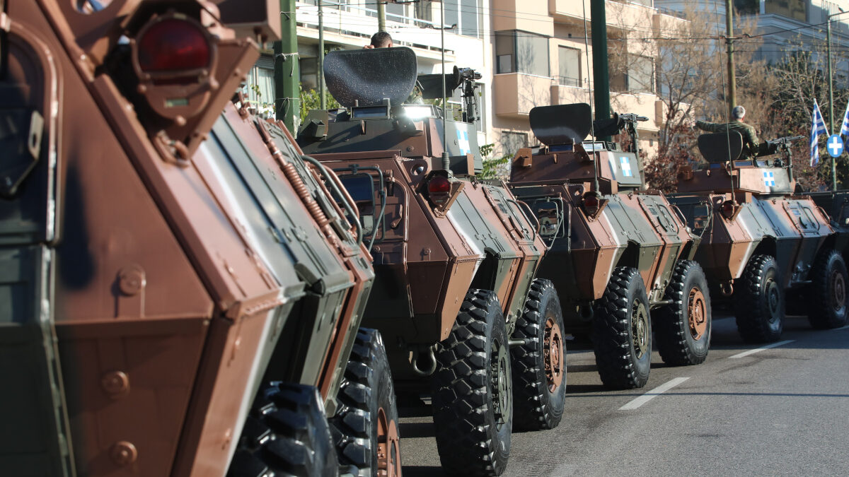 Στρατιωτικά οχήματα σε παράταξη λίγο πριν της έναρξη της στρατιωτικής παρέλασης της 25ης μαρτίου στην Αθήνα - Ένοπλες Δυνάμεις
