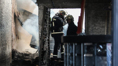 Πυροσβέστες - Πυροσβεστική - Πυρκαγιά σε νυχτερινό κέντρο στην οδό Πειραιώς, στο Γκάζι, Πέμπτη 16 Μαρτίου 2023