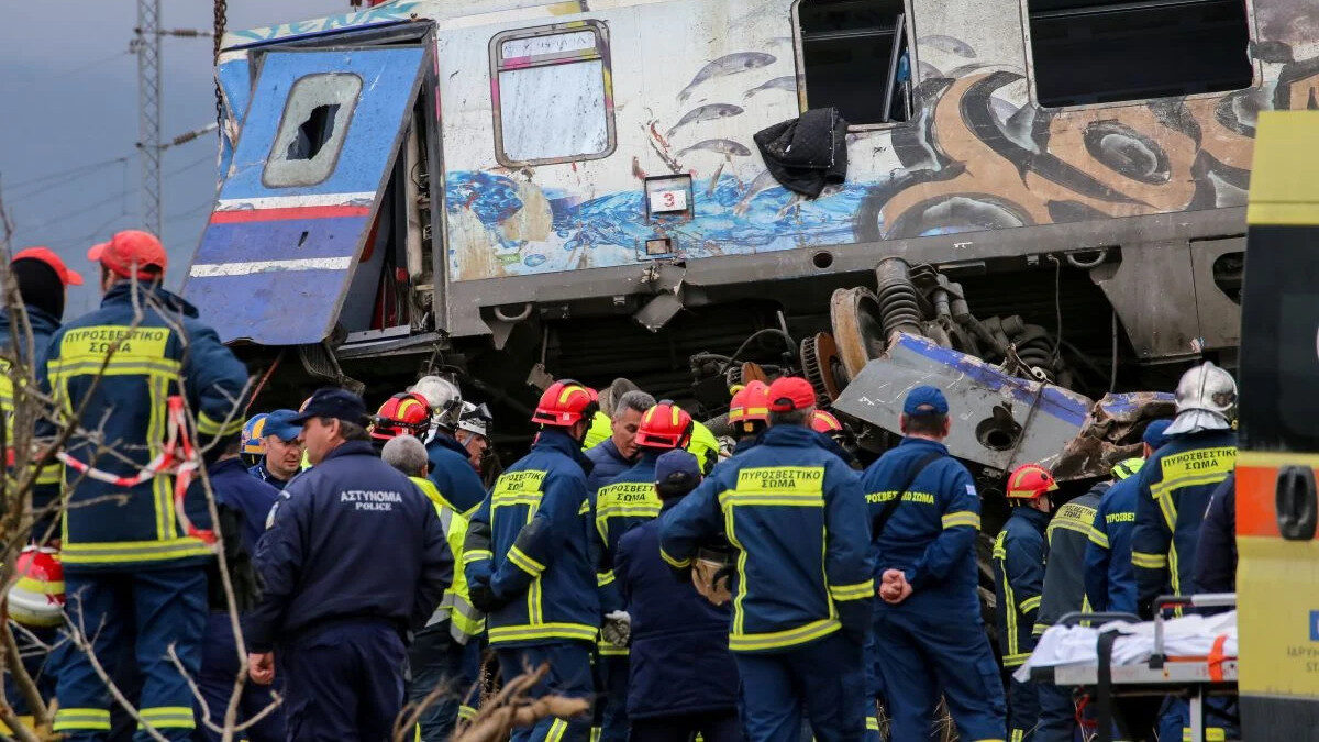 Πυροσβέστες στην επιχείρηση ανεύρεσης επιζώντων και περισυλλογής σωρών από τα συντρίμμια των τρένων που συγκρούστηκαν στα Τέμπη - 1/3/23