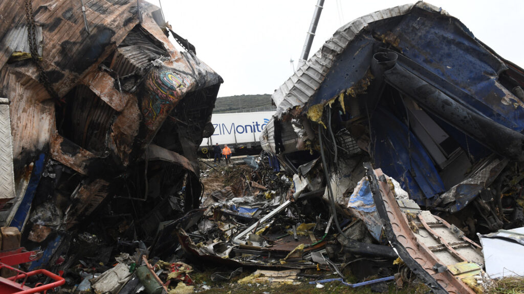Σιδηροδρομικό δυστύχημα στα Τέμπη έξω από την Λάρισα, σύγκρουση εμπορικής και επιβατικής αμαξοστοιχίας, Τετάρτη 1 Μαρτίου 2023