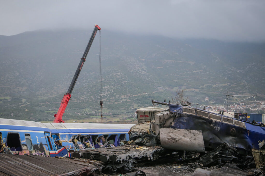 Σιδηροδρομικό δυστύχημα στα Τέμπη έξω από την Λάρισα, σύγκρουση εμπορικής και επιβατικής αμαξοστοιχίας, Τετάρτη 1 Μαρτίου 2023