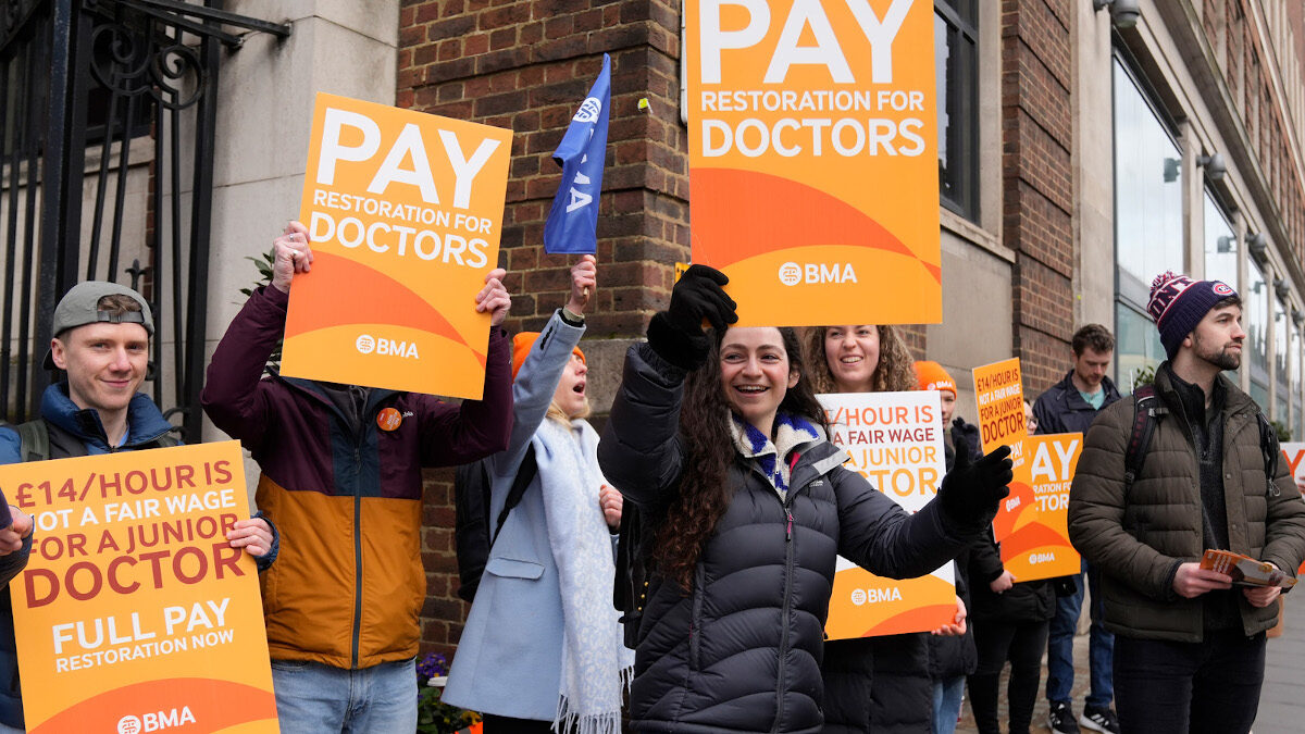 Οι ειδικευόμενοι γιατροί της Βρετανίας προχωρούν από σήμερα σε τετραήμερες απεργιακές κινητοποιήσεις