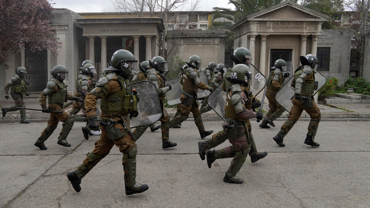 Χιλή: Νομιμοποίηση χρήσης πραγματικών πυρών από τις δυνάμεις καταστολής