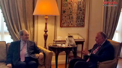 Ο Αιγύπτιος υπουργός Εξωτερικών Σάμεχ Σούκρι αγκάλιασε τον Σύρο ομόλογό του Φάισαλ Μεκντάντ όταν έφθασε στο αιγυπτιακό υπουργείο Εξωτερικών, στο πρώτο επίσημο ταξίδι του αφότου ξέσπασε η εξέγερση και η σύγκρουση στη Συρία το 2011.