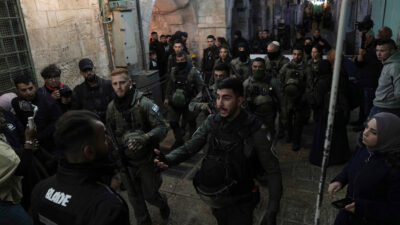 Η διαβόητη «συνοριακή αστυνομία» που δρα στα υπό κατοχή παλαιστινιακά εδάφη εισέβαλε στο τέμενος Αλ Άκσα στην Ανατολική Ιερουσαλήμ / Μάρτιος 2023