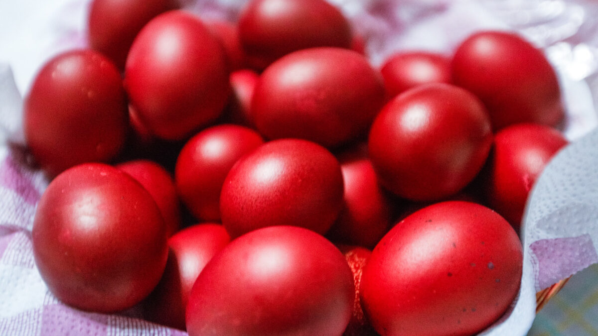 Κόκκινα αυγά - πάσχα - γιορτινό τραπέζι
