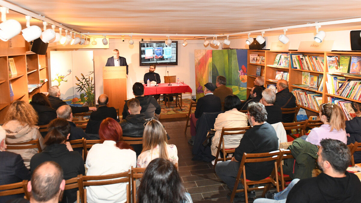 Με θέμα «30 χρόνια Ευρωπαϊκή Ενωση των μονοπωλίων, η σύμπλευση ΝΔ - ΣΥΡΙΖΑ - ΠΑΣΟΚ στο Ευρωκοινοβούλιο και οι θέσεις του ΚΚΕ» πραγματοποιήθηκε, σήμερα, μια εξαιρετικά ενδιαφέρουσα εκδήλωση στο καφέ - βιβλιοπωλείο της «Σύγχρονης Εποχής» στην Αθήνα