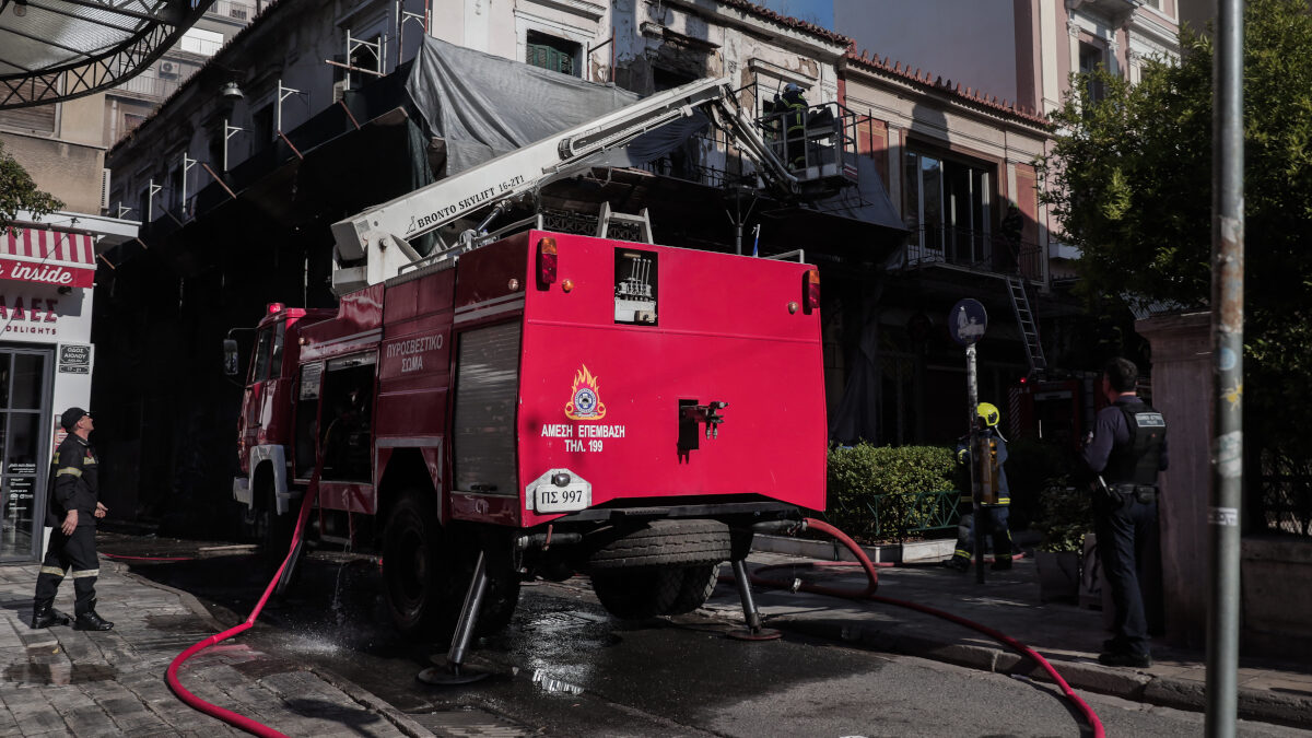 Πυροσβεστική - Κατάσβεση πυρκαγιάς σε εγκαταλελειμμένο κτήριο