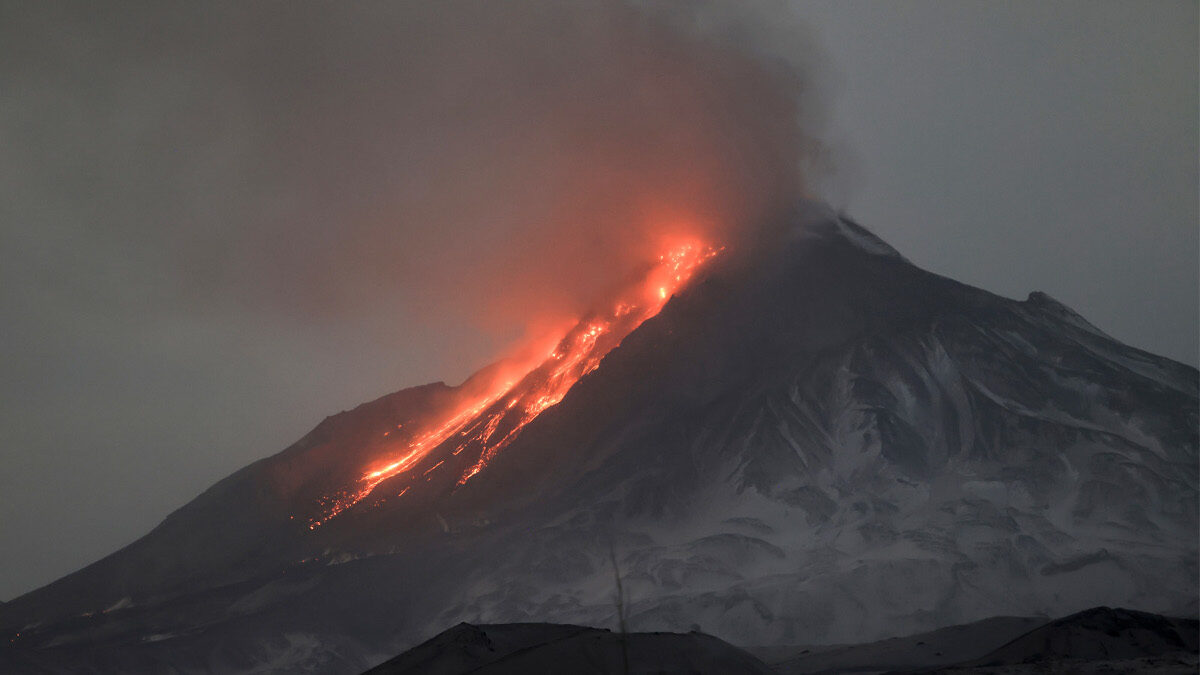 Το ηφαίστειο Σιβέλιτς, στη χερσόνησο Καμτσάτκα, στην Άπω Ανατολή της Ρωσίας, εισήλθε σήμερα σε φάση εκρηκτικής δραστηριότητας