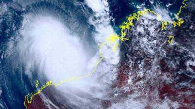 Ισχυρός τροπικός κυκλώνας που συνοδευόταν από ανέμους που έπνεαν με ταχύτητα ρεκόρ έως και 288 χιλιομέτρων την ώρα έπληξε σήμερα σχεδόν ακατοίκητες περιοχές στη δυτική Αυστραλία